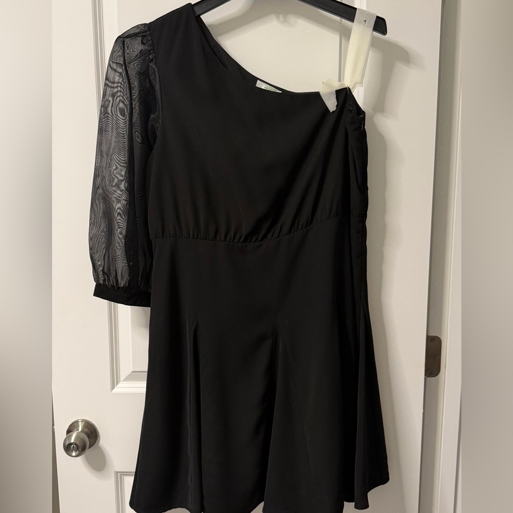 Elegant Black One-Shoulder Dress with Sheer Sleeve
